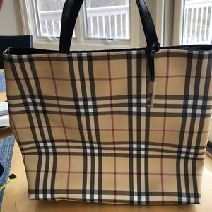 Burberry large tote, magnetic closure. See pictures for wear